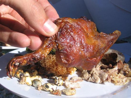 Den Hinterschenkel eines Meerschweinchens hatten wir auch auf dem Teller. Andere mussten den Kopf essen ...