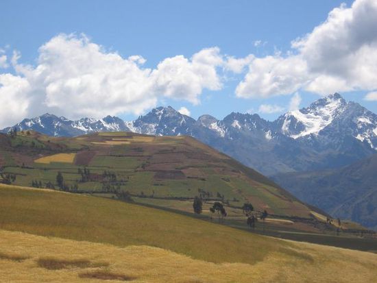 Die schneebedeckten Berge der Cordillera Urubamba schauen schon hervor