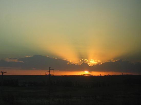Sonnenuntergang vom Bus aus fotografiert.
