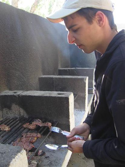Unser Grillmeister beim inspizieren des Grilles.