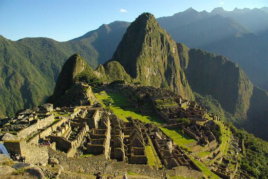 Machu Picchu, wie mans von der Postkarte kennt. Der Berg hinter der Stadt ist der Huayna Picchu.