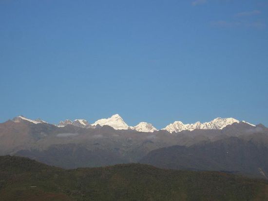 Und die schneebedeckten Berge leuchten im Hintergrund