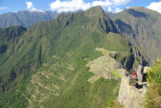 Unten liegt Machu Picchu, und die Serpentinen, die die Busse hochfahren. Der kleine rote Punkt ist Mathias.