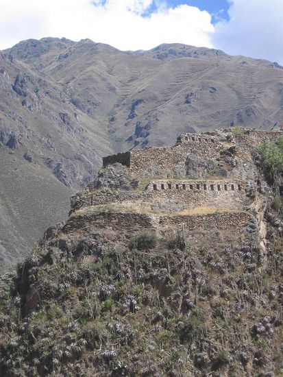 Die Festung thront ueber der Stadt Ollanta und ist von jeder Gasse aus zu sehen
