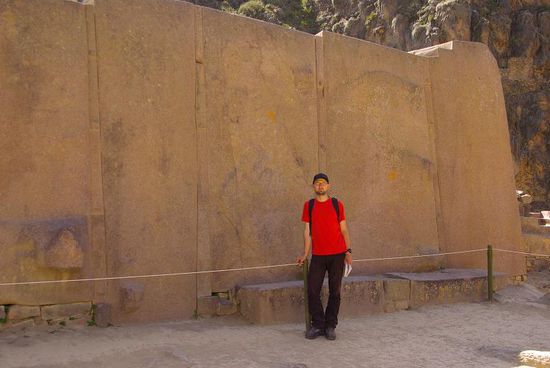 Die grossen Granitbloecke des Sonnentempels, bis zu 50 Tonnen schwer