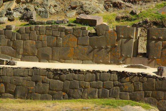 Die kleinen Nippel an den Steinen halfen beim Transport und Anheben und wurden normalerweise am Ende weggeschliffen