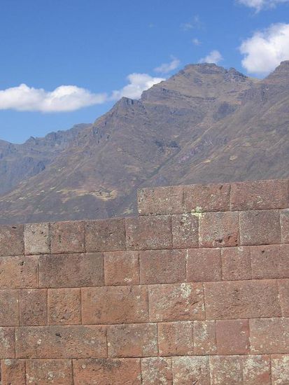 Die Mauer gehoert zu einem Tempel