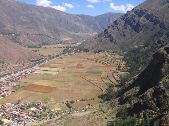 Das heilige Tal von den Ruinen von Pisaq aus. Unten am Fluss liegt die heutige Stadt.