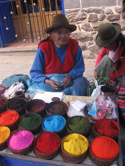 Natuerliche Farbstoffe, die zum Beispiel zum Faerben der Wolle verwendet werden. Das war uebrigens die Frau mit dem Schafkopf