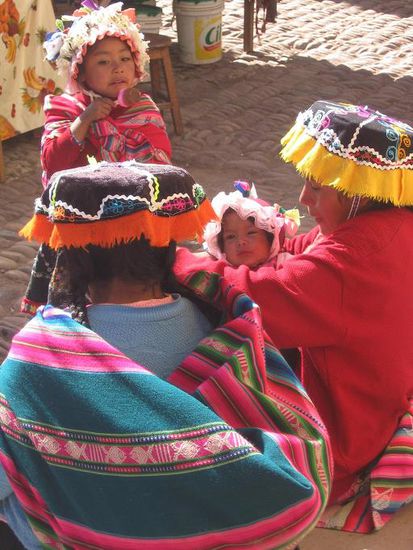 Frauen mit ihren Kindern in der traditionellen Tracht