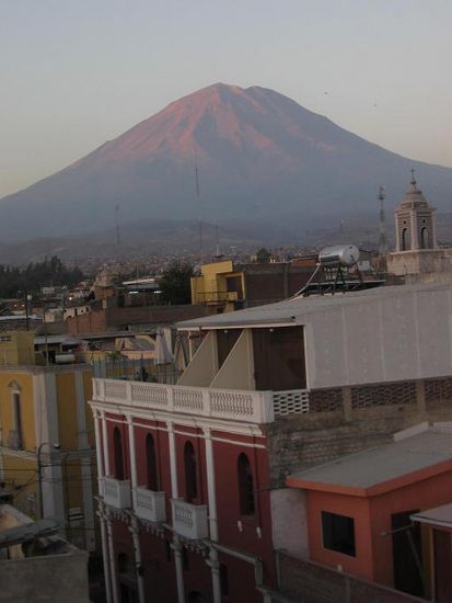 Der Vulkan Misti ueber der Stadt. Viel Smog und kein Schnee