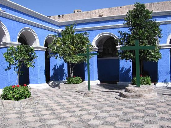 ... andere Plaetze blau gestrichen, so wie hier der Orangenkreuzgang.