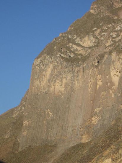 In diesen steil anfallenden Haengen nisten die Kondore