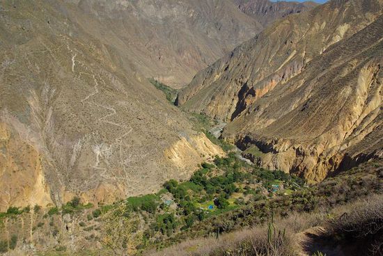 Die Oase Sangalle, und links die Serpentinen, die wieder aus dem Canyon rausfuehren.