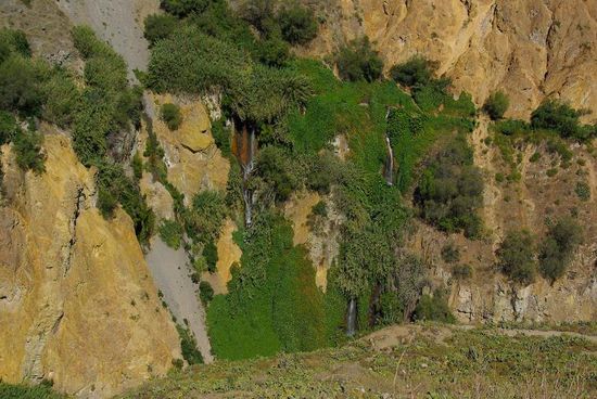 Kleine Wasserfaelle kommen direkt aus dem Gestein raus