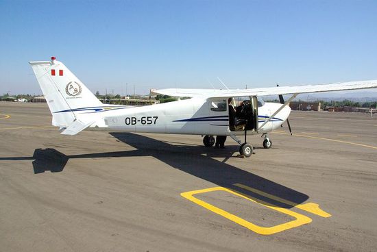 Unser kleines Flugzeug. Man sollte vor dem Flug besser nichts essen da das Flugzeug staendig Kreise fliegt, damit man die Linien von beiden Seiten aus sehen kann.