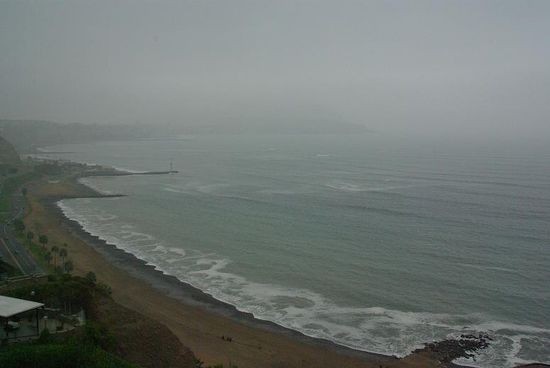 Die Kueste im Nebel. Um diese Jahreszeit ist es in Lima wohl den ganzen Tag kalt und feucht. Wir wuerden es hier nicht aushalten, man sieht die Sonne ja gar nie...
