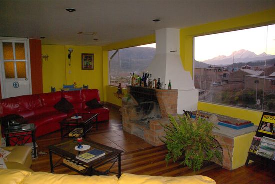 Das Kaminzimmer des Hostels. Durch die Fenster gab es einen tollen Panoramablick auf die Cordillera Blanca.
