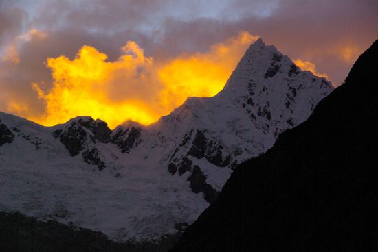 Es sieht fast so aus, als wuerde der Berg brennen. Hitze spueren wir jedenfalls keine ...