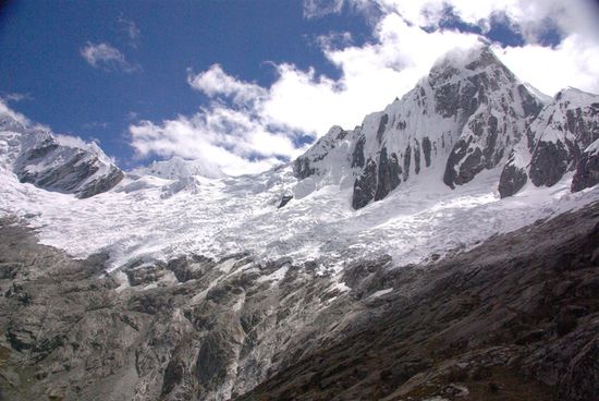 Der Taulliraju. Sehr beeindruckend, aber auch schockierend, wieviel vom Gletschereis schon geschmolzen ist!