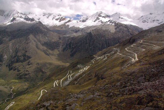 Am Pass Llangaanuco, die Serpentinen hinab ins Tal sind haarstraeubend
