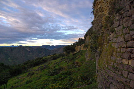 Die Mauern von Kuelap in der Morgendämmerung
