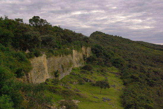 In Schlangenlinien ziehen sich die Mauern um den Berg