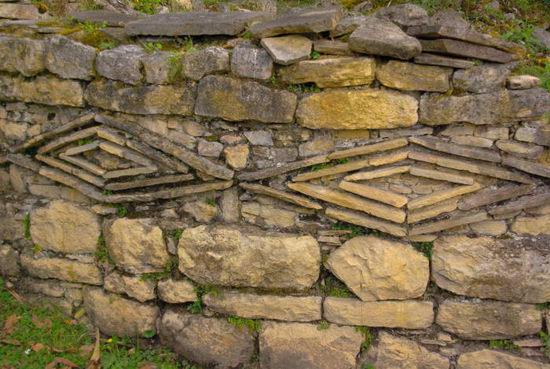 Wenn man genau hinsieht, kann man die Jaguaraugen erkennen. Diese Symbole findet man in fast allen Hausmauern.