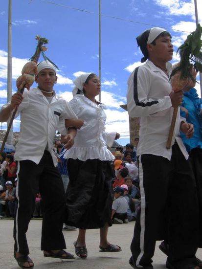 Und hier mit aufgespießten Hühnern