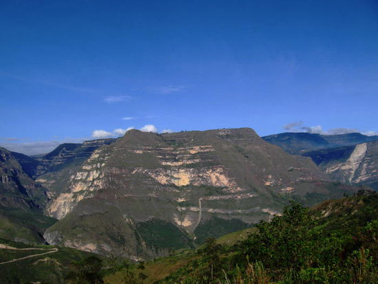 Um hinzukommen wandert man 3 Stunden durch ein schönes Tal...
