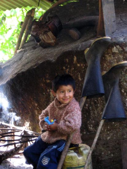 Wenn die Eltern auf dem Feld arbeiten, muss der kleine Bub auf die Hütte aufpassen. Strom gibts natürlich keinen.