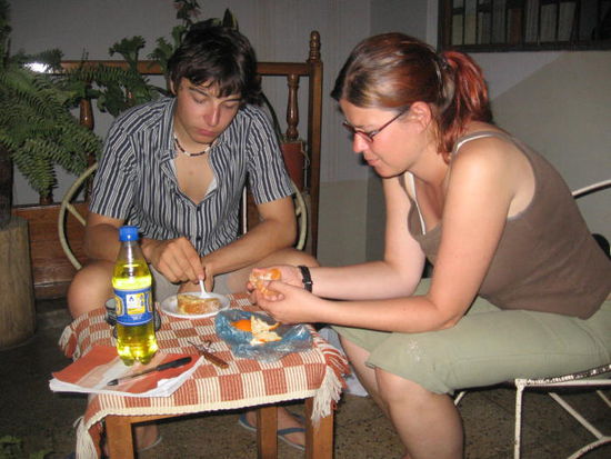 Nach Stunden Fahrt zusammengequetscht in diversen Colectivos, sind wir endlich in San Ignacio. Wir führen ein nettes Gespräch mit einem Einheimischen und sind froh unsere Füsse ausstrecken zu können...