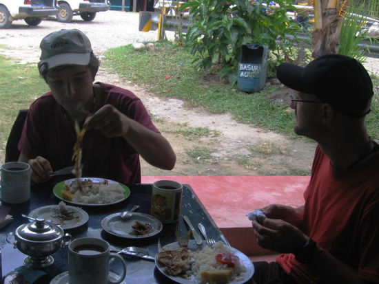 Was wollt ihr frühstücken? Wir haben fritierten Fisch oder Huhn! Hmm, Markus und Mathias haben sich für Fisch entschieden, während Julia doch lieber nur  Kaffee trank 