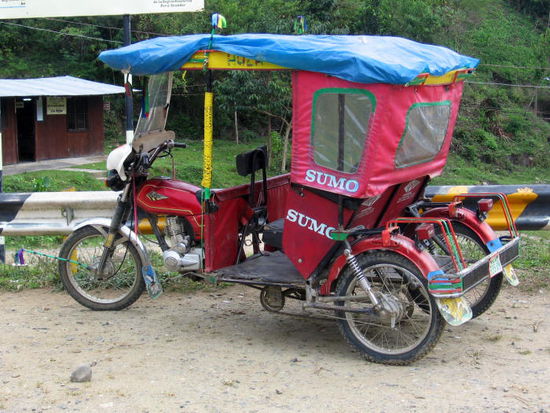 Ein Motortaxi vor der Grenze. Typisch in Peru!