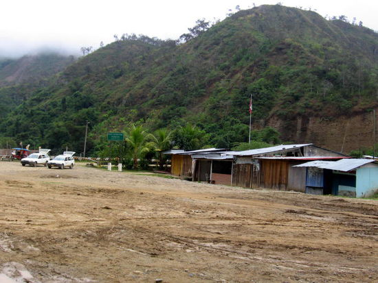 Tja, und so siehts in La Balsa aus... Als der Grenzpolizist nach dem Frühstück wieder auftaucht, machen wir uns auf den Weg auf die ecuadorianische Seite.