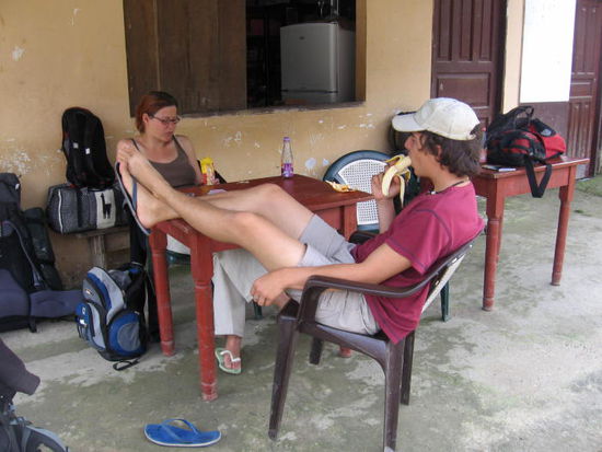 Also verbringen wir die 3 Stunden Wartezeit mit Kartenspielen und Nichtstun.