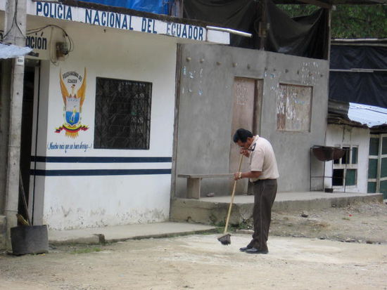 Aber auch die Grenzbeamten müssen Zeit totschlagen. Da wurde sogar die Schotterstrasse gekehrt