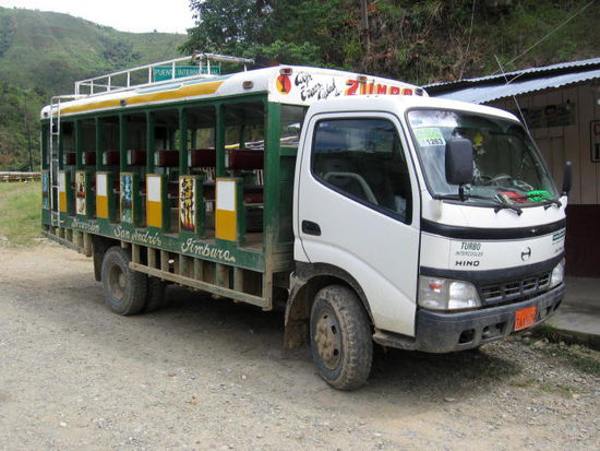 Ein Ranchera. Dieser Lastwagen mit Holzsitzen fährt uns schliesslich von der Grenze nach Zumba.