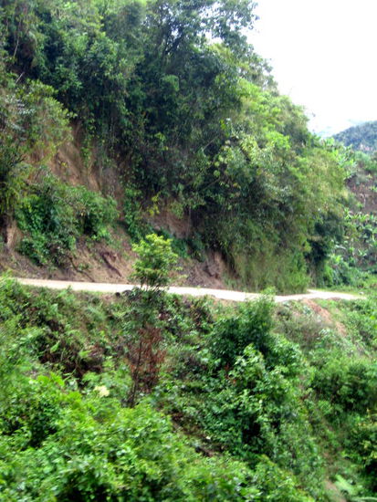 Die Straße kann man eher als Schlammpiste bezeichnen und die Abhänge sind oft verdächtig steil und mehr als einmal ziemlich nah am Bus.