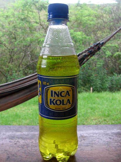 Wir haben uns auch noch ein Souvenir aus Peru mitgenommen. Inca Kola ist dort sowas wie das Nationalgetränk und schmeckt nach flüssigen Gummibärchen.