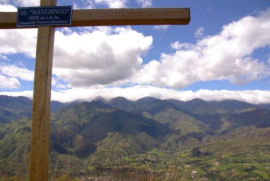 Am Gipfel des Mandango, unten liegt Vilcabamba.