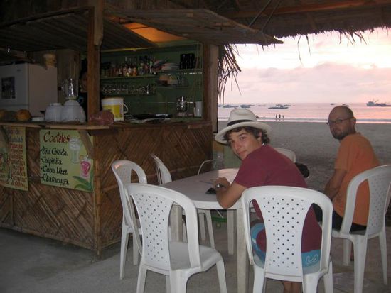 ... gesäumt von vielen kleinen Strandbars...