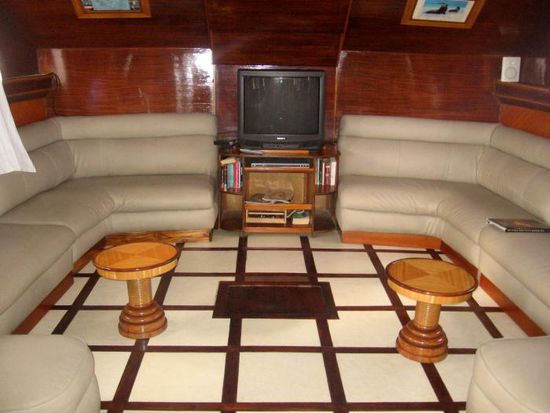 Der Aufenthaltsraum im Inneren des Bootes, inklusive Fernseher und DVD-Player