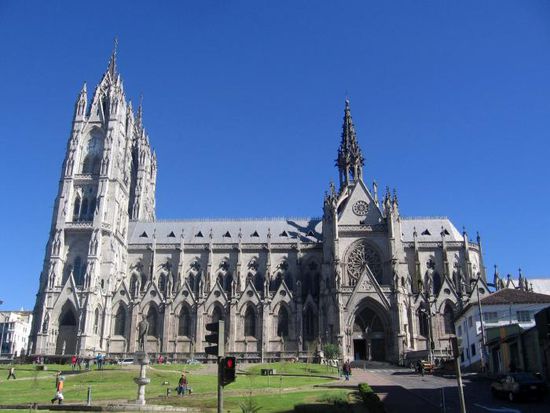Die Basilica del Voto Nacional. Laut Reiseführer hat man von hier die "tödlichste Ansicht" von Quito. Der haarsträubende Aufstieg in die gotischen Türme ist nichts für empfindliche Mägen.