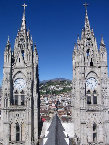 Wenn mans weiss, dann erkennt man hinten zwischen den Türmen der Basilica die Marienstatue am Panecillo.