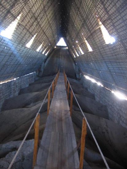 Um nach ganz oben zu kommen, muss man im Hauptdach eine klapprige Holzplanke überqueren...