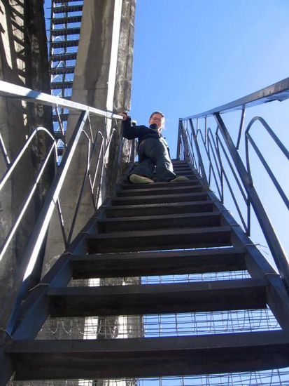 ... und über steile Stufen und Leitern klettern. Wer haftet? Pah!