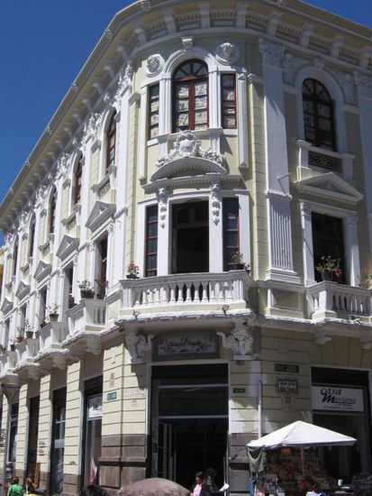 Immer wieder sieht man in Quitos Altstadt schöne Häuser aus der Kolonialzeit wie dieses.