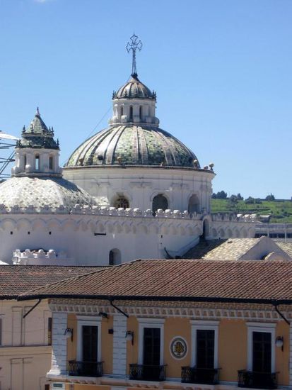 Die Kuppel der Kirche Compañia de Jesus leuchtet in der Sonne.
