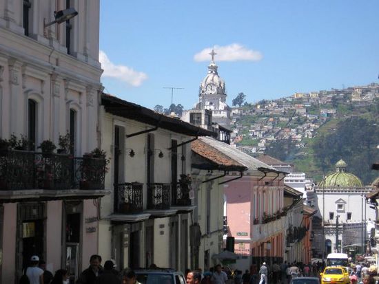 Eine belebte Straße in Quitos Altstadt